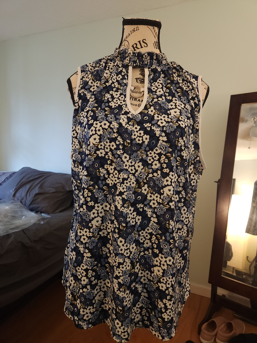 Adrienne Vittadini Navy and White Floral Keyhole Sleeveless Top